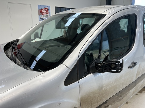 Apres changement de pare brise, fenetre, vitre lateral et deflacteur  citroen BERLINGO rapid pare brise landeneau.jpg