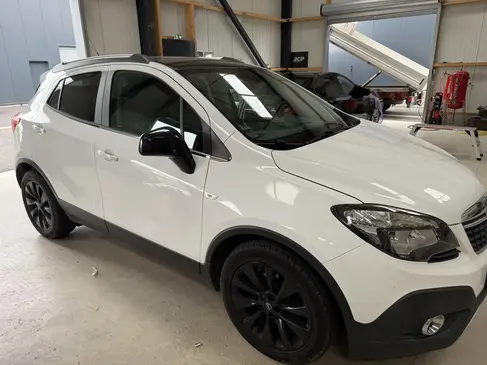 changement-de-cusotde-opel-mokka-rapid-pare-brise-landerneau.webp