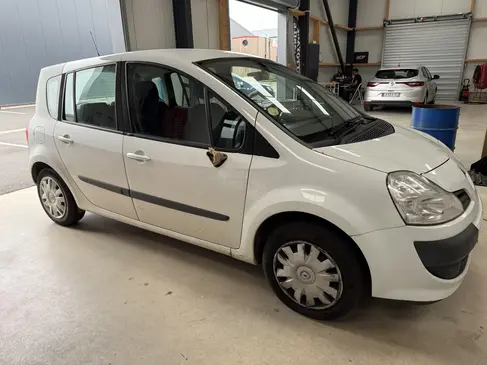 changement-de-deflecteur-renault-modus-rapid-pare-brise-landerneau.webp