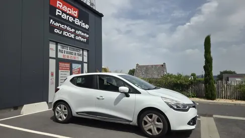 changement-de-lunette-arriere-clio-4-rapid-pare-brise-landerneau.webp
