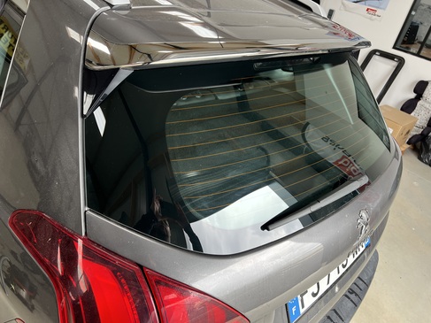 changement de lunette arriere peugeot 2008 RAPID PARE BRISE LANDERNEAU.jpg