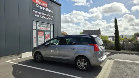 changement-de-lunette-arriere-peugeot-5008-rapid-pare-brise-landerneau.webp