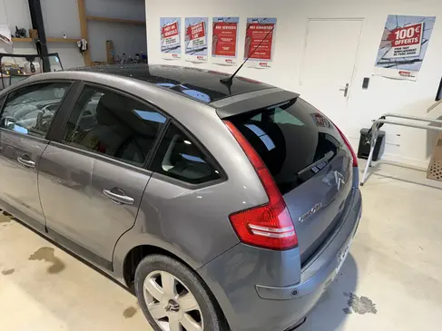 changement-de-lunette-arriere-rapid-pare-brise-landerneau-citroen-c4.webp
