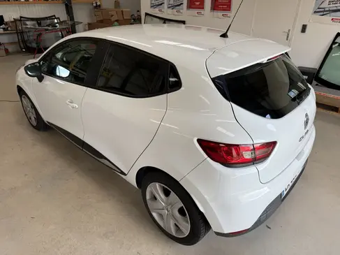 changement-de-lunette-arriere-renault-clio-4-rapid-pare-brise-landerneau.webp
