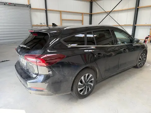 changement-de-lunette-arrire-ford-focus-rapid-pare-brise-landerneau.webp