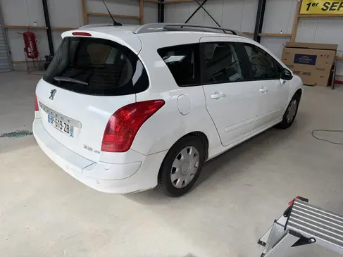 changement-de-lunette-arrire-peugeot-308-sw-rapid-pare-brise-landerneau.webp