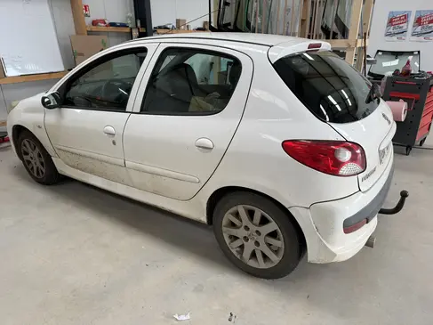 changement-de-lunette-peugeot-206-rapid-pare-brise-landerneau.webp