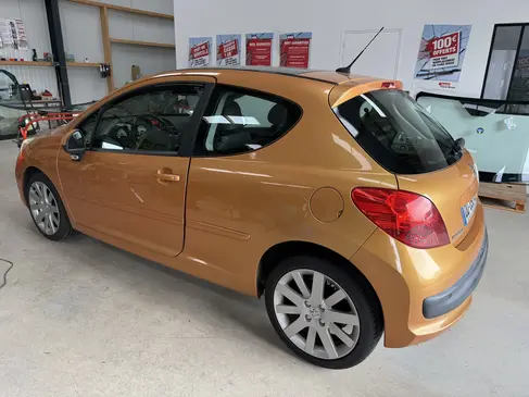 changement-de-lunette-peugeot-207-rapid-pare-brise-landerneau.webp
