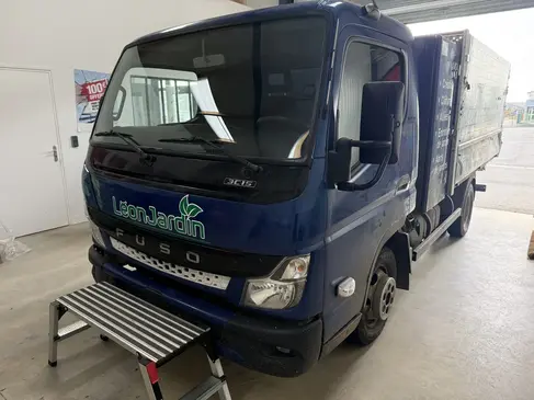 changement-de-pare-brise-jointe-fuso-carter-rapid-pare-brise-landerneau.webp