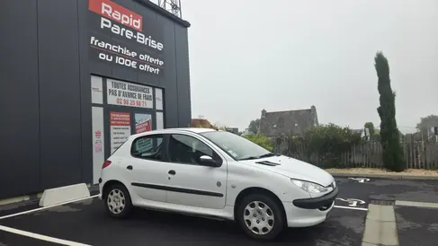 changement-de-pare-brise-peugeot-206-2-rapid-pare-brise-landerneau.webp