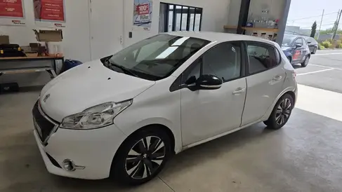 changement-de-pare-brise-peugeot-208-2-rapid-pare-brise-landerneau_1.webp