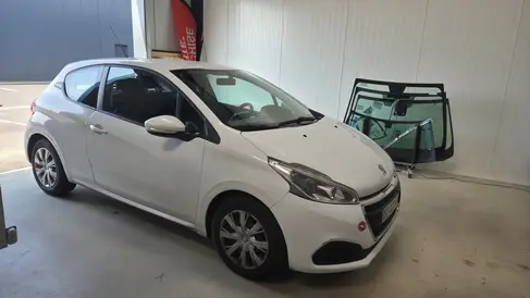 changement-de-pare-brise-peugeot-208-3-rapid-pare-brise-landerneau.webp