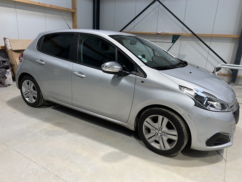 changement de pare brise PEUGEOT 208 RAPID PARE BRISE LANDERNEAU.jpg