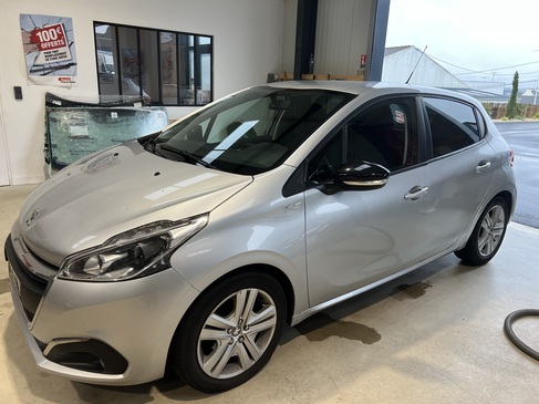 changement de PARE BRISE PEUGEOT 208 RAPID PARE BRISE LANDERNEAU.jpg
