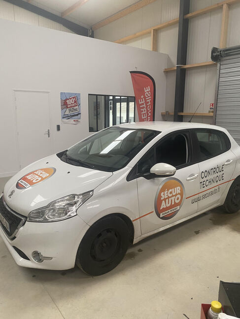 changement de pare brise peugeot 208 rapid pare brise landerneau.jpg