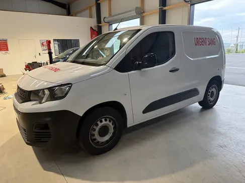 changement-de-pare-brise-peugeot-partner-rapid-pare-brise-landerneau-1.webp