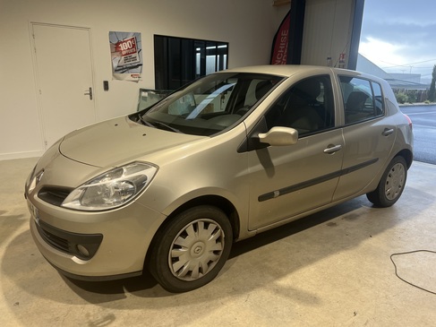 changement de PARE BRISE RENAULT CLIO RAPID PARE BRISE LANDERNEAU.jpg