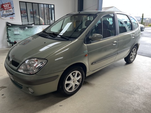 changement de PARE BRISE RENAULT MEGAN SCENIC RAPID PARE BRISE LANDERNEAU.jpg