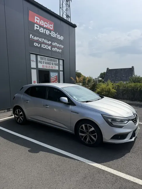 changement-de-pare-brise-renault-megane-iv-rapid-pare-brise-landerneau.webp