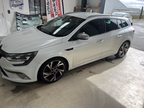 changement de PARE BRISE RENAULT MEGANE RAPID PARE BRISE LANDERNEAU.jpg