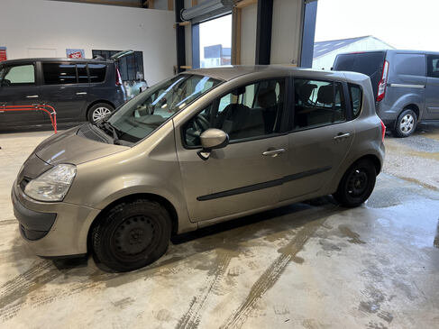 CHANGEMENT DE PARE BRISE RENAULT MODUS RAPID PARE BRISE LANDERNEAU.jpg