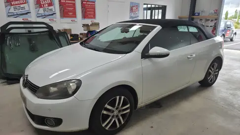 changement-de-pare-brise-volkswagen-golf-cabriolet-rapid-pare-brise-landerneau.webp