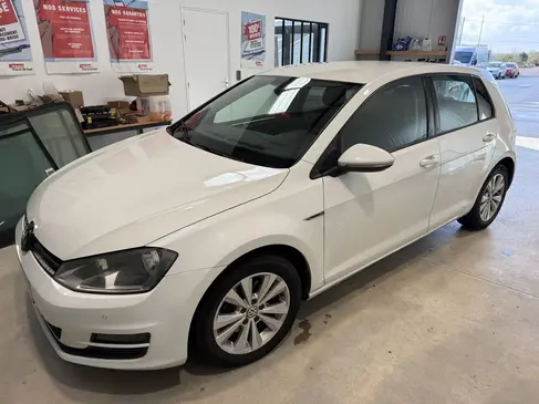 changement-de-pare-brise-volkswagen-golf-rapid-pare-brise-landerneau_2.webp