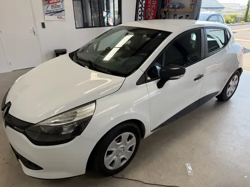 changement-de-vitre-conducteur-arrire-renault-clio-rapid-pare-brise-landerneau.webp