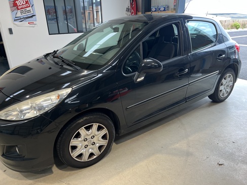 changement de VITRE PASSAGER PEUGEOT 207 RAPID PARE BRISE LANDERNEAU.jpg