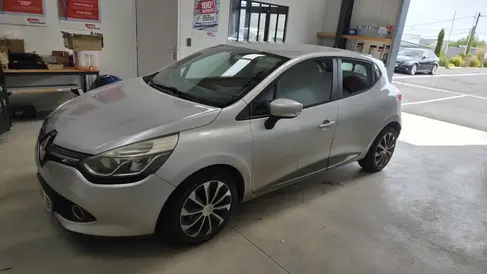 changement-du-deflecteur-avant-gauche-renault-clio-4-rapid-pare-brise-landerneau.webp