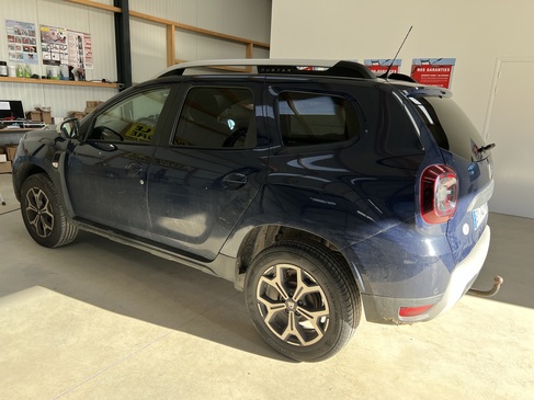 REMPLACEMENT DE LUNETTE ARRIERE DACIA DUSTER RAPID PARE BRISE LANDERNEAU.jpg